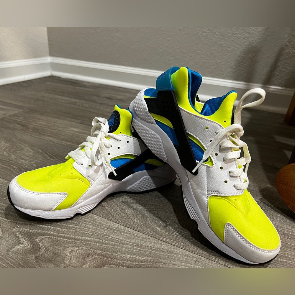 Cleaning out my son closet. Barely used Green and blue Nike huarache.No box.